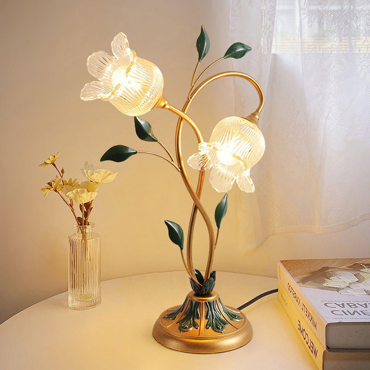 Lámpara de mesa floral Vinela – encendida sobre una mesita
