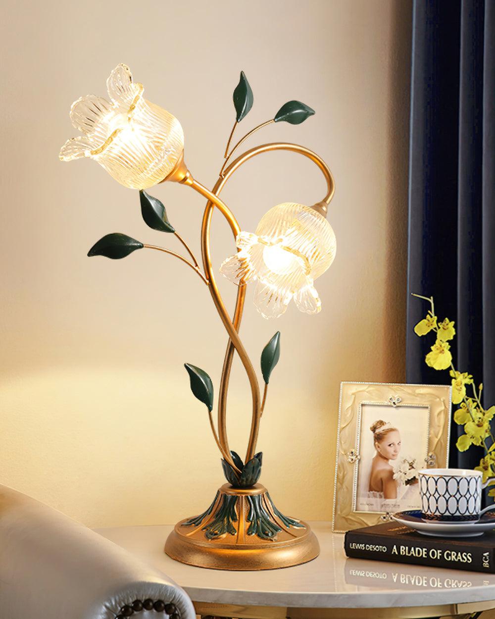 Lámpara de mesa floral Vinela – encendida sobre una mesita