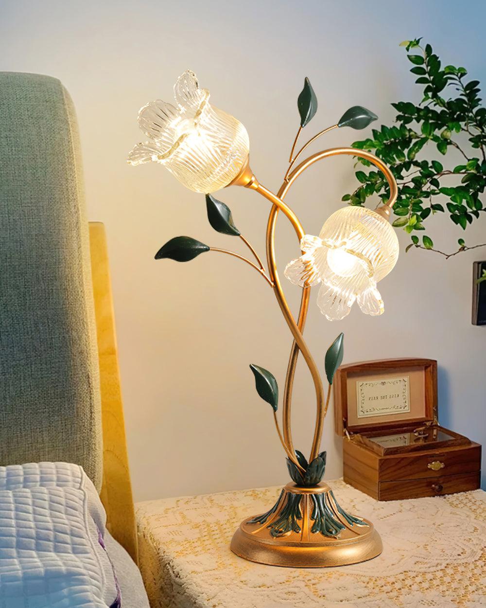 Lámpara de mesa floral Vinela – encendida sobre una mesita