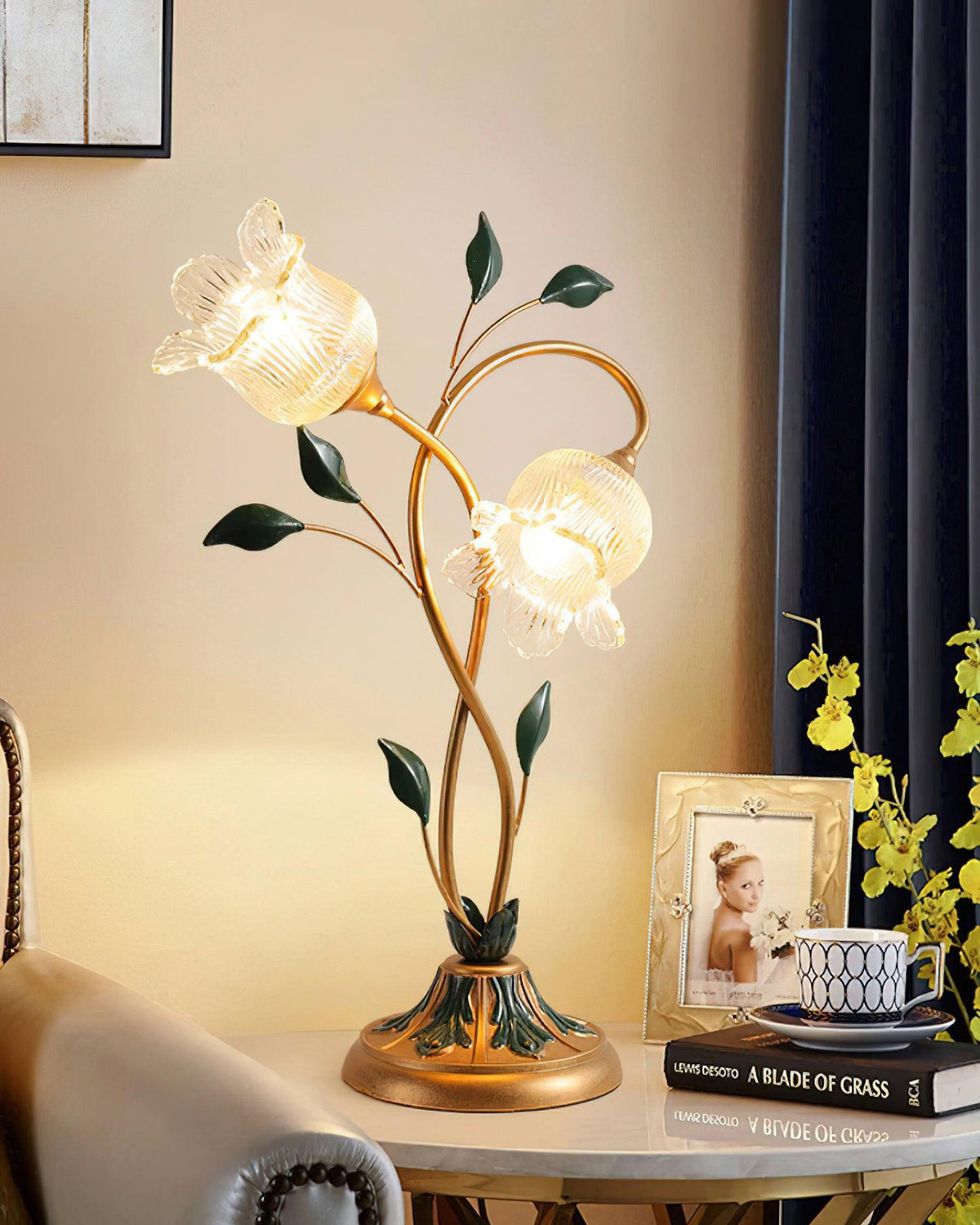 Lámpara de mesa floral Vinela – encendida sobre una mesita