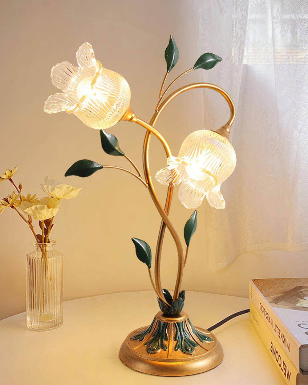 Lámpara de mesa floral Vinela – encendida sobre una mesita