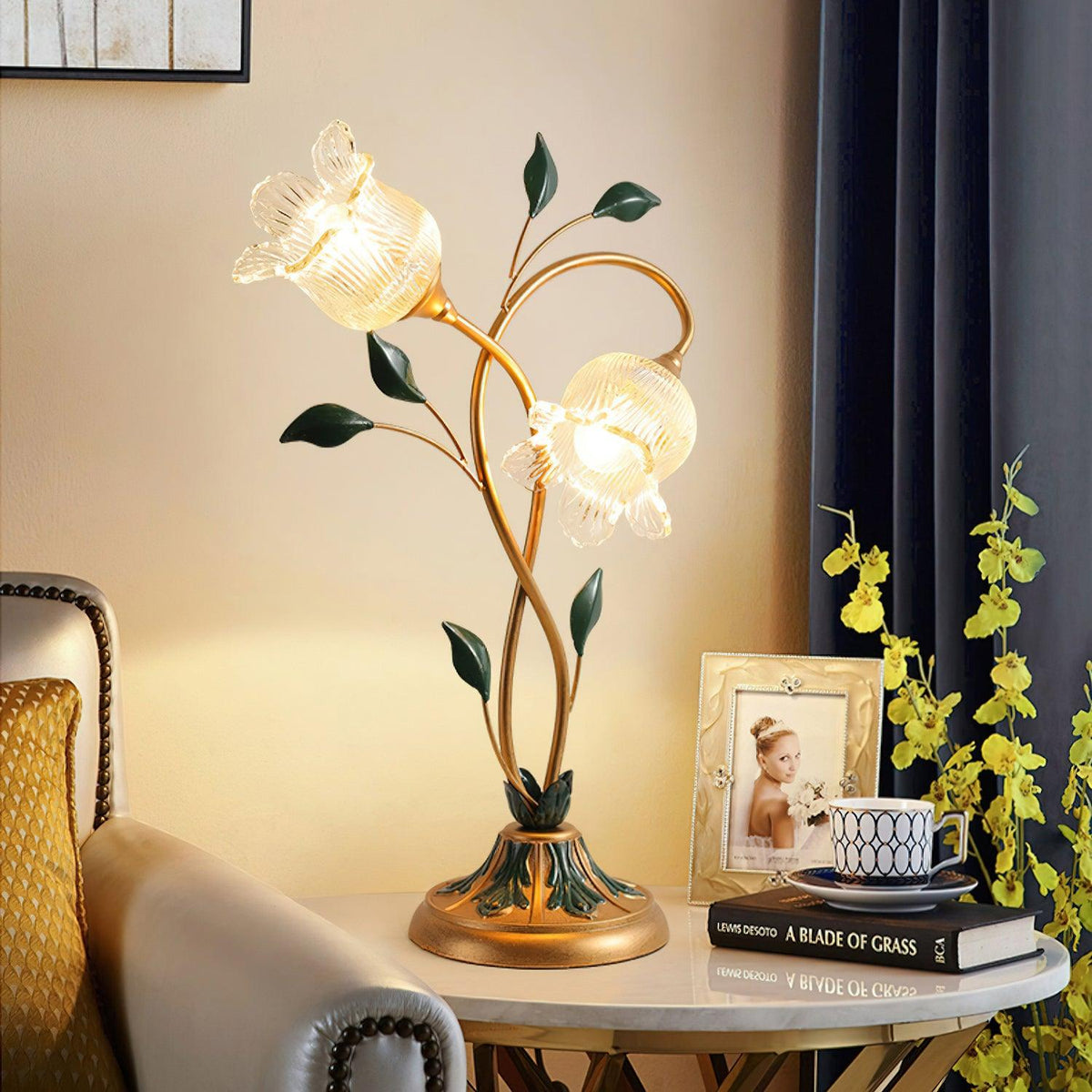 Lámpara de mesa floral Vinela – encendida sobre una mesita