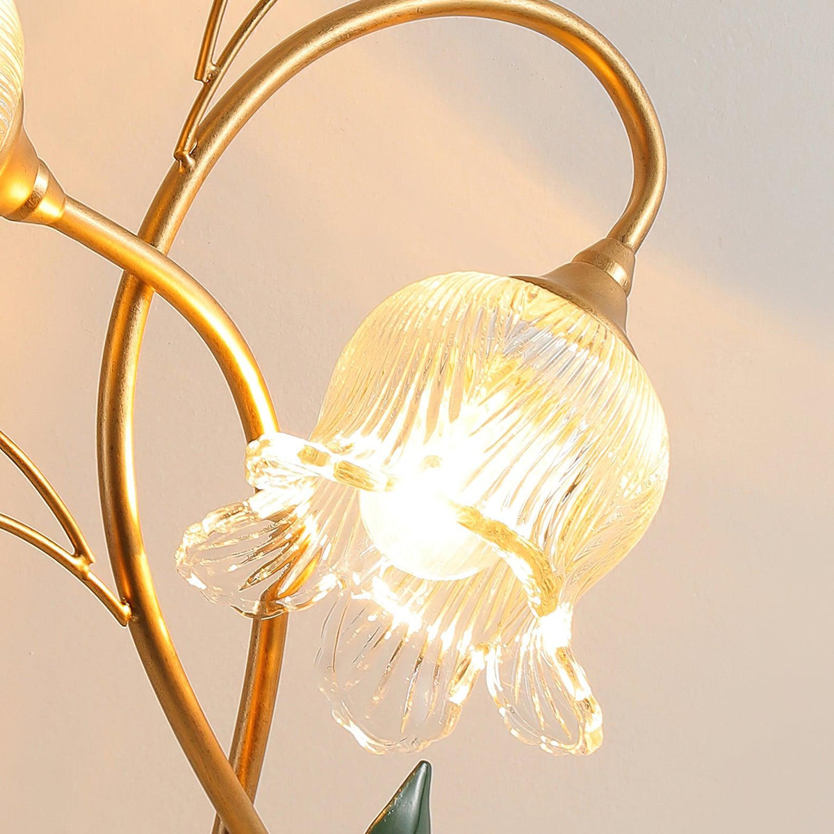 Lámpara de mesa floral Vinela – detalle de las tulipas encendidas