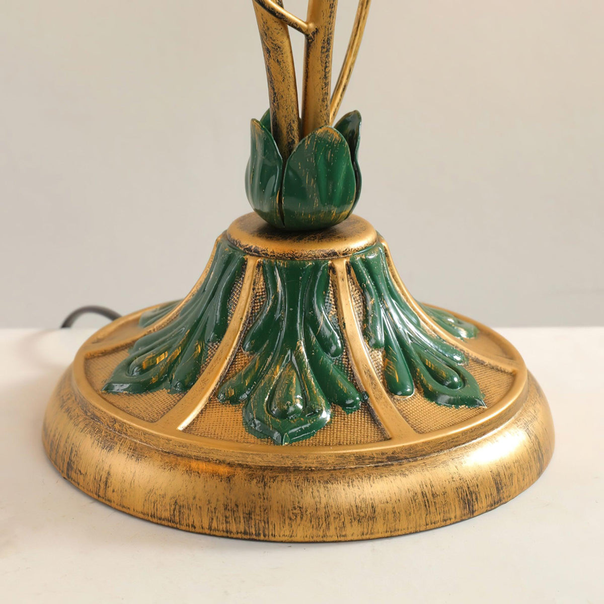 Lámpara de mesa floral Vinela – detalle de la base verde y dorada