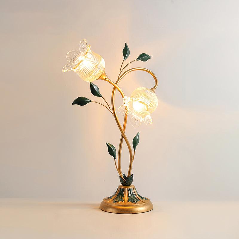 Lámpara de mesa floral Vinela – versión de 2 luces encendida