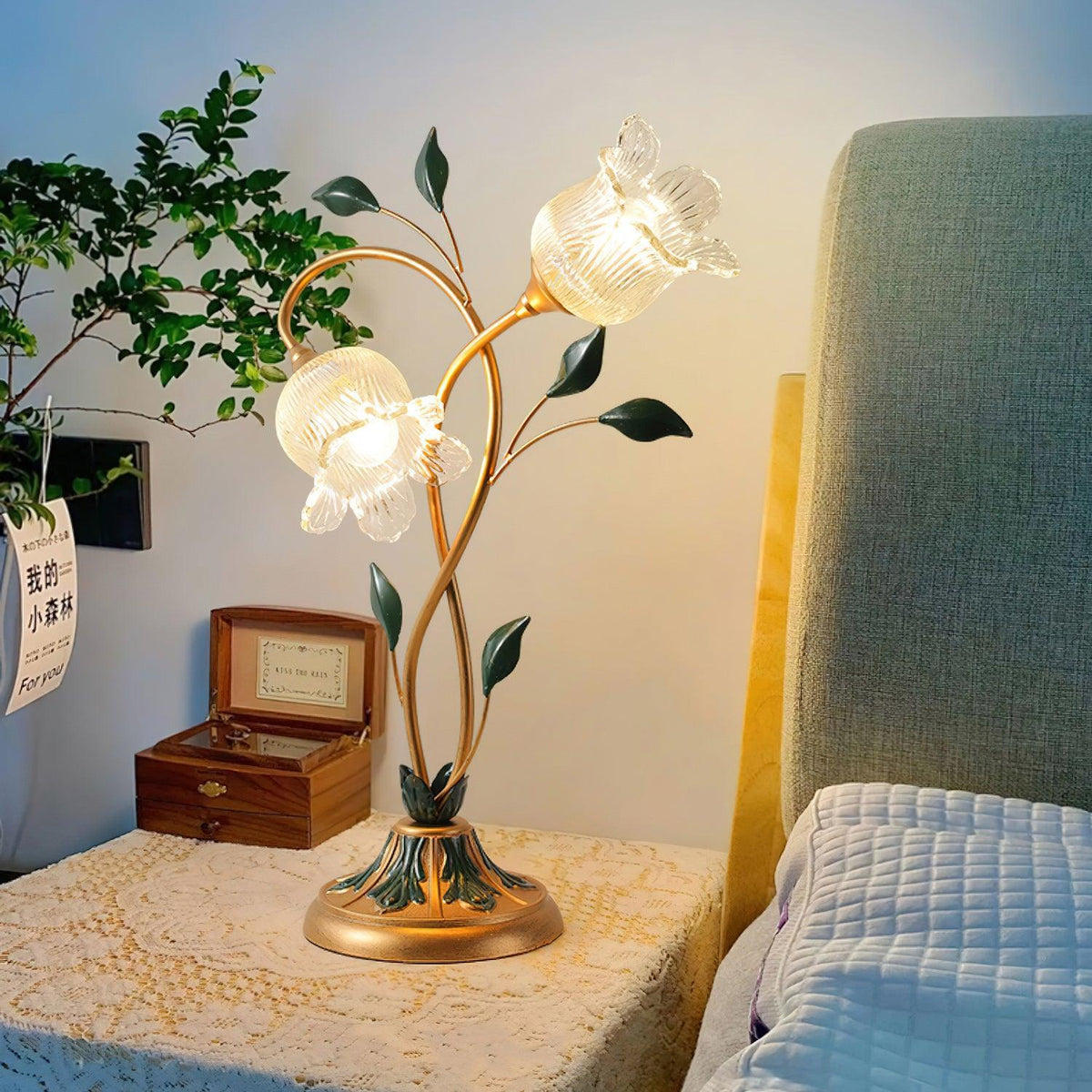 Lámpara de mesa floral Vinela – encendida sobre una mesita