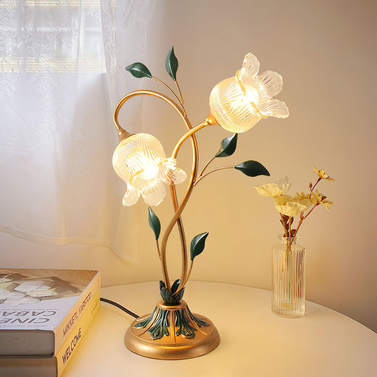 Lámpara de mesa floral Vinela – encendida sobre una mesita