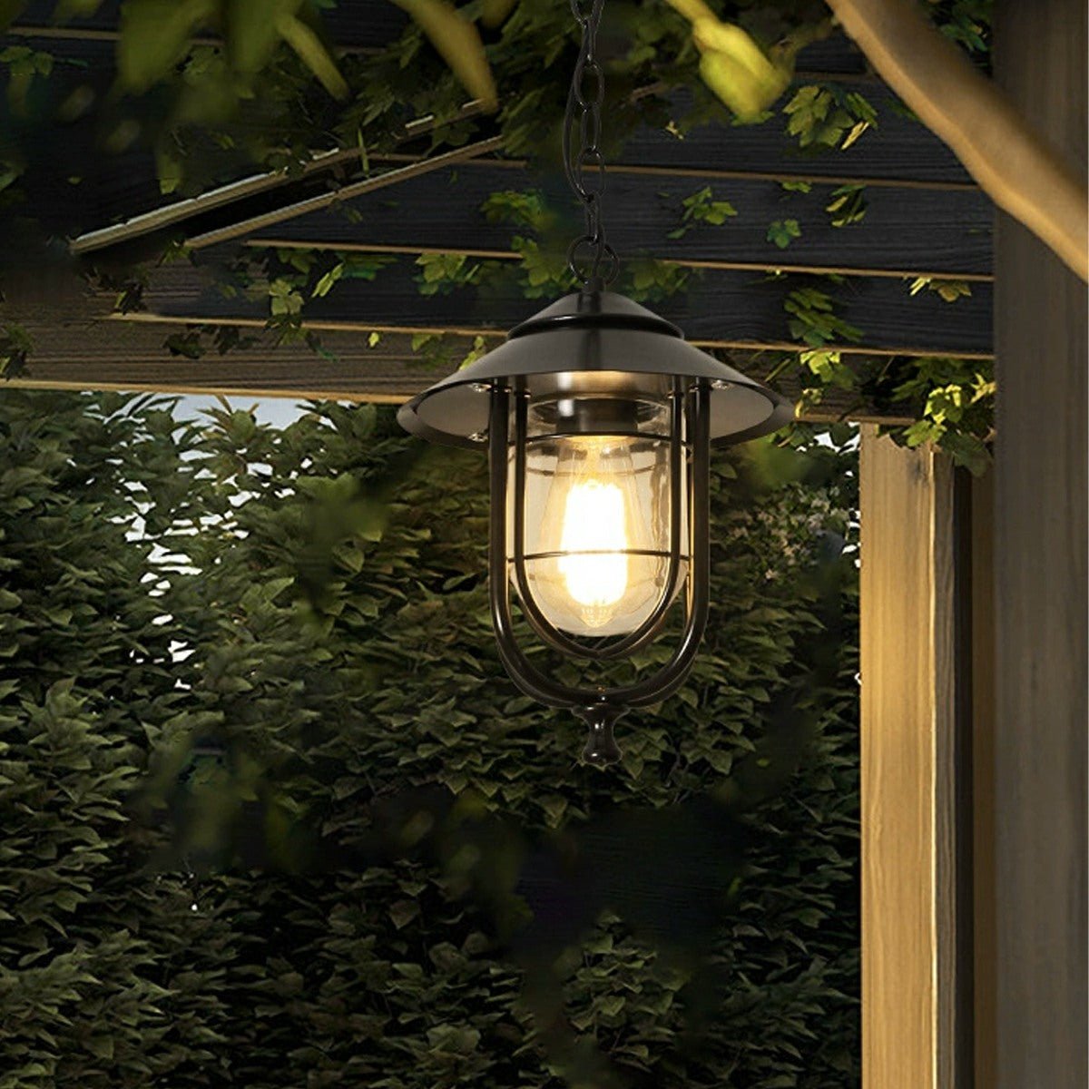 Lámpara colgante de exterior Oyela – negro bajo una pérgola