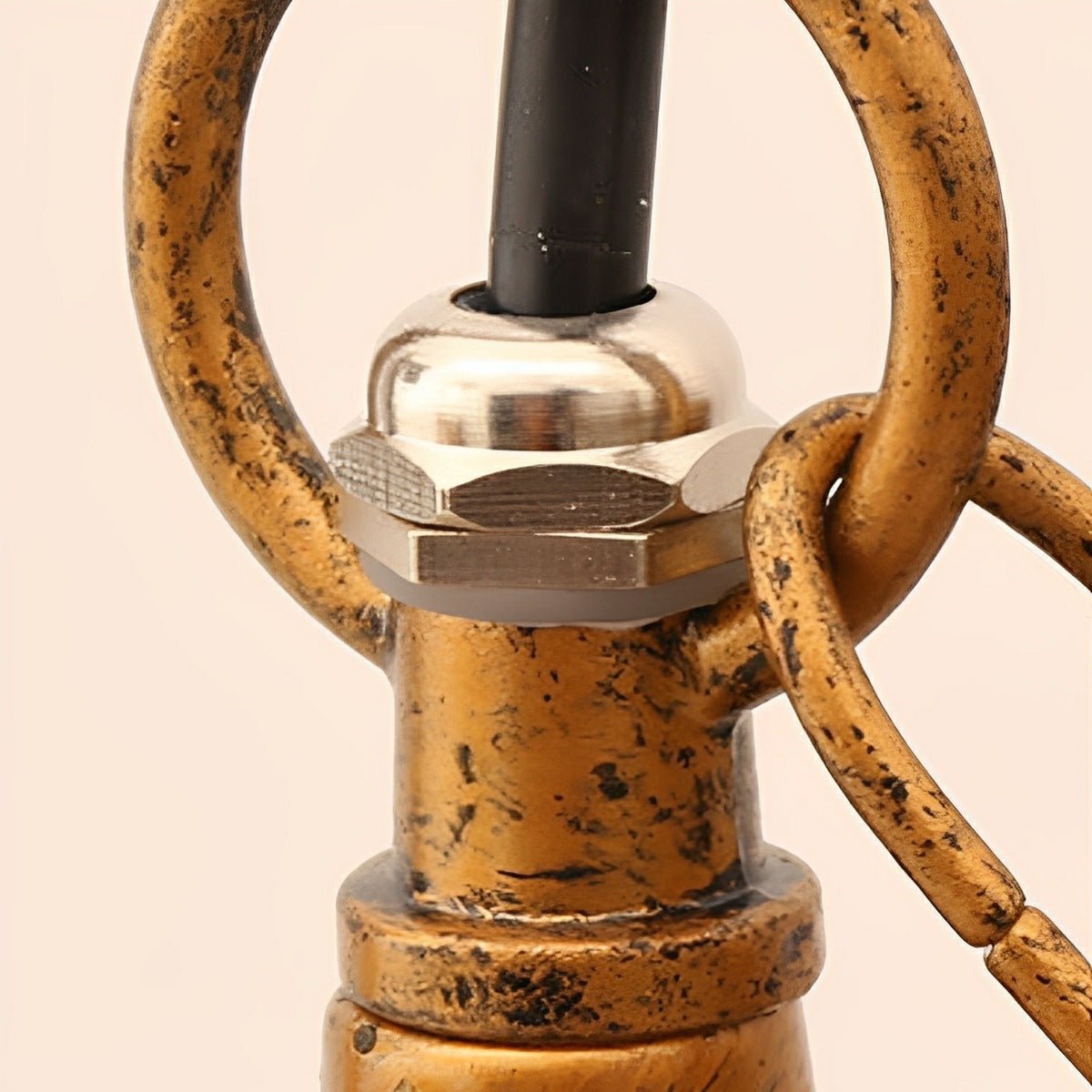 Farol colgante de exterior Nabela – detalle del enganche en bronce