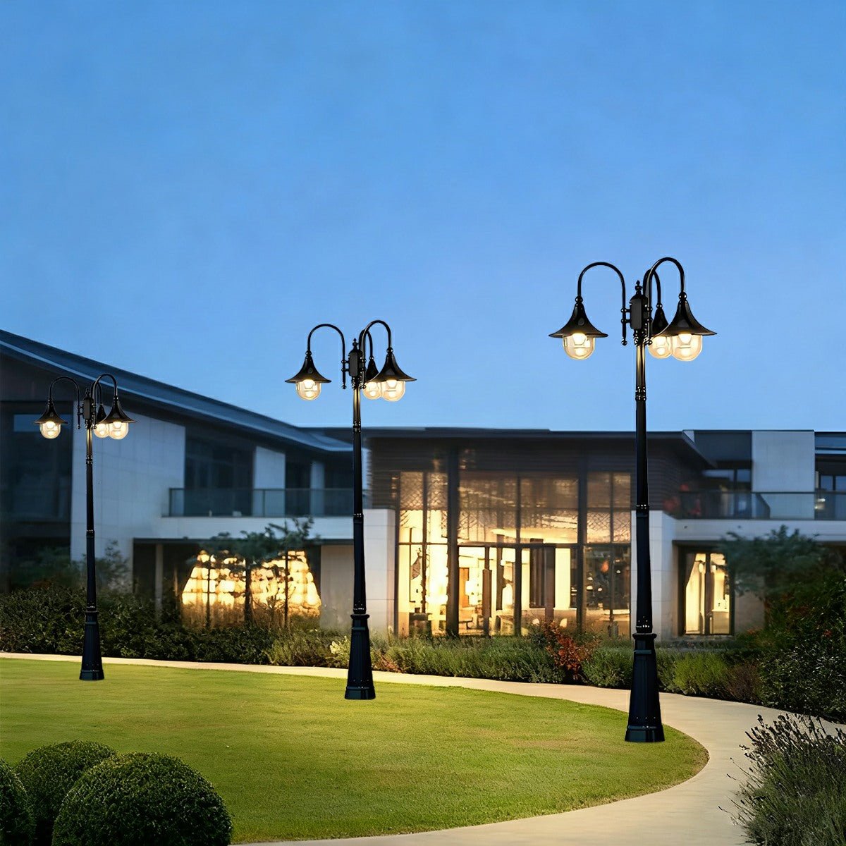 Farola de jardín vintage Infaro – negra de 3 luces junto a una casa moderna