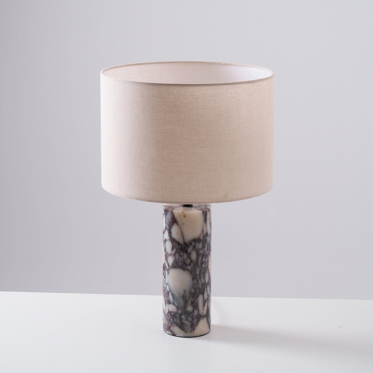Lámpara de mesa de mármol violeta Violena – vista ligeramente elevada de la pantalla de lino