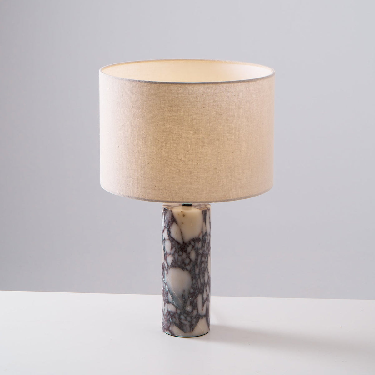 Lámpara de mesa de mármol violeta Violena – encendida vista desde arriba