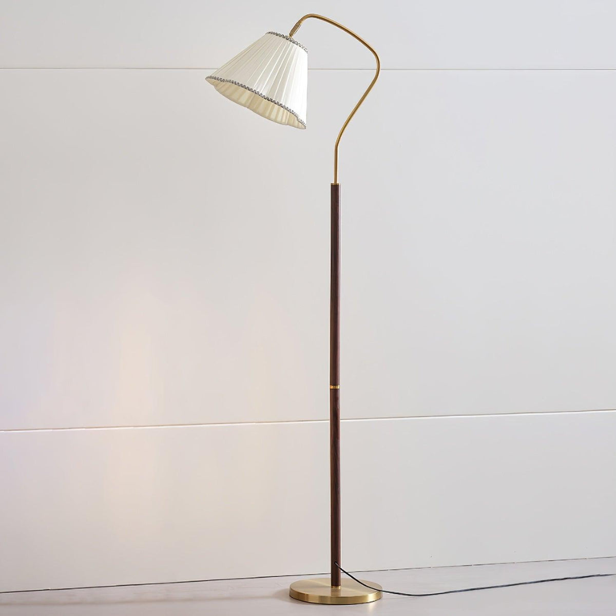 Lámpara de pie con pantalla plisada Virada en un salón luminoso – imagen 2