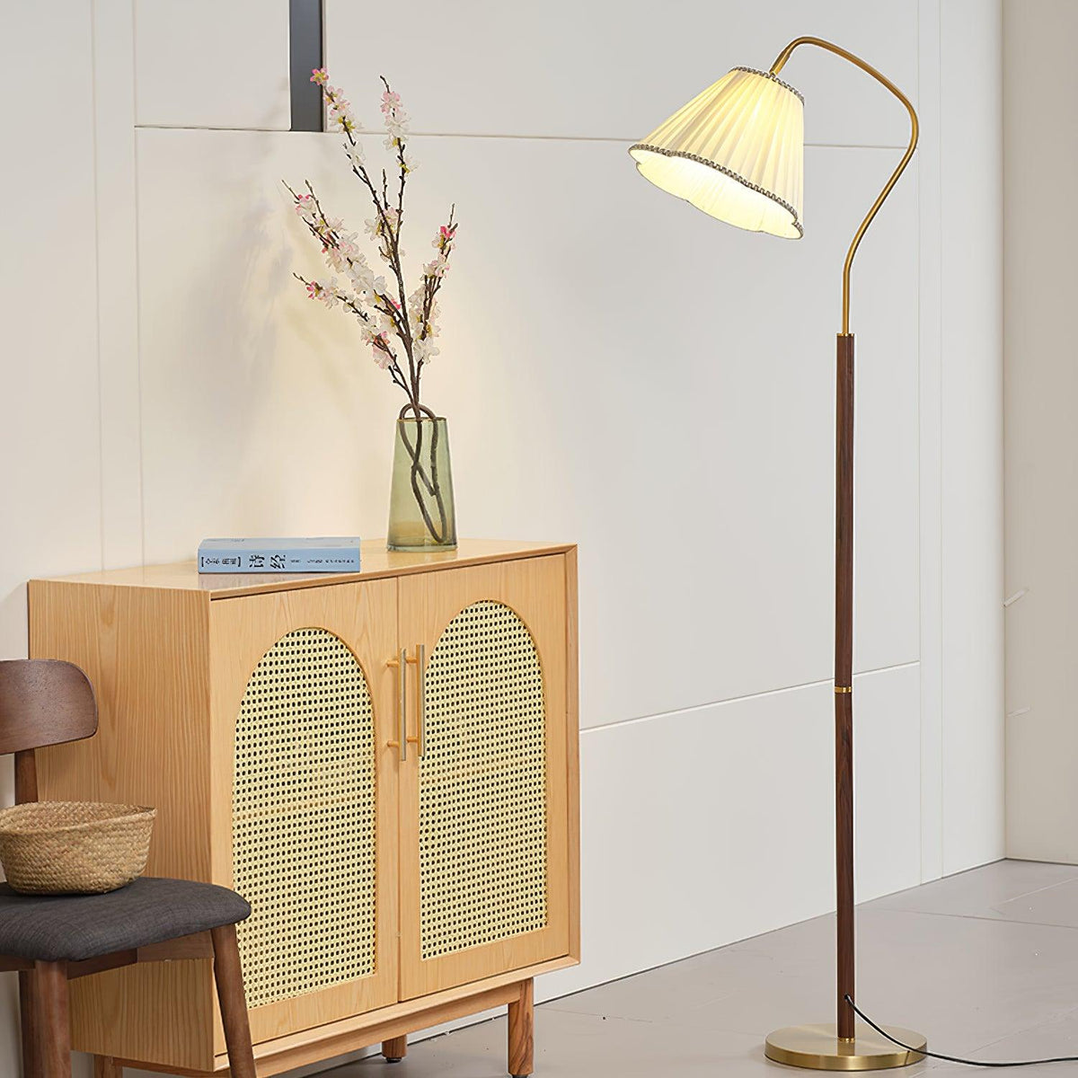Lámpara de pie con pantalla plisada Virada en un salón luminoso – imagen 3