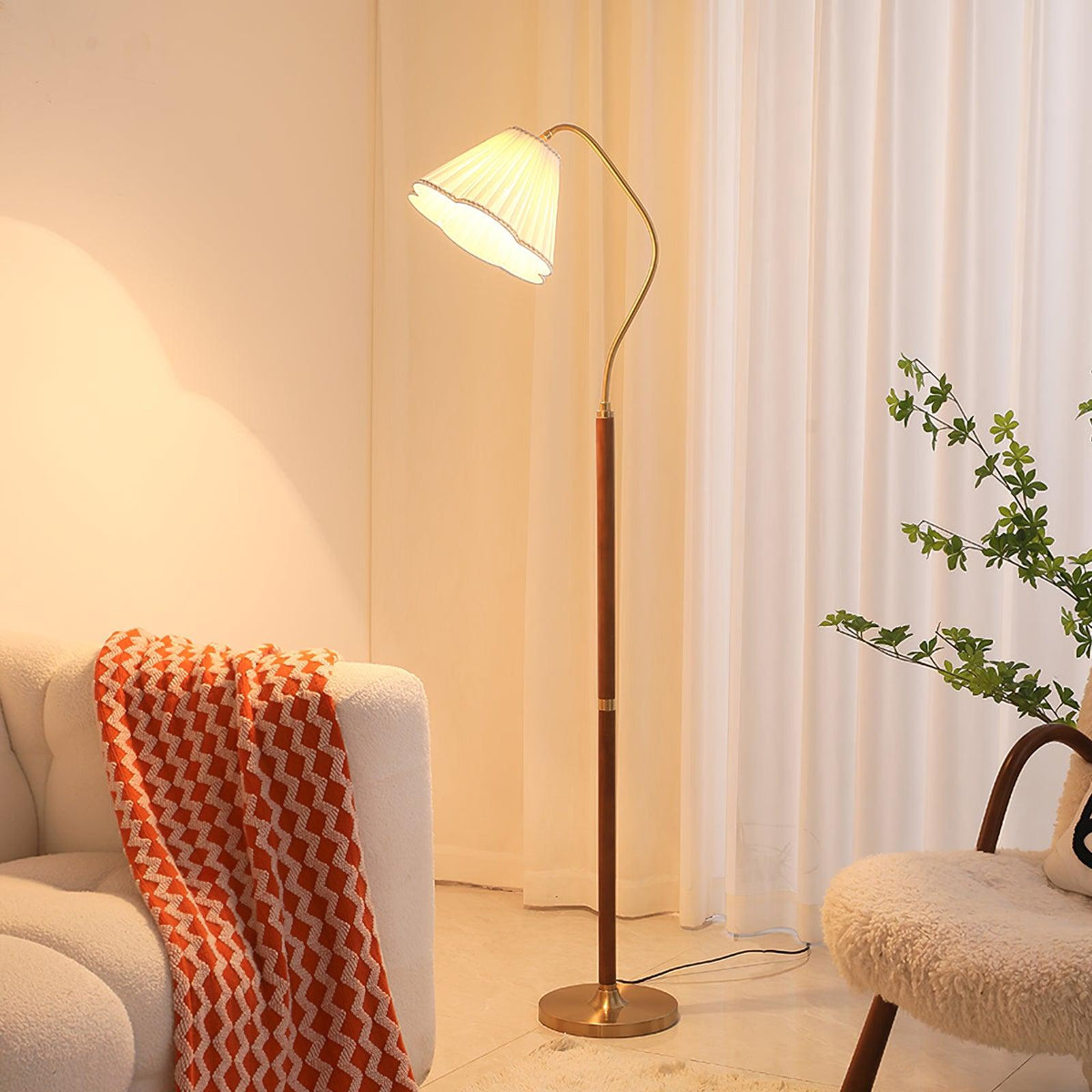 Lámpara de pie con pantalla plisada Virada en un salón luminoso – imagen 4