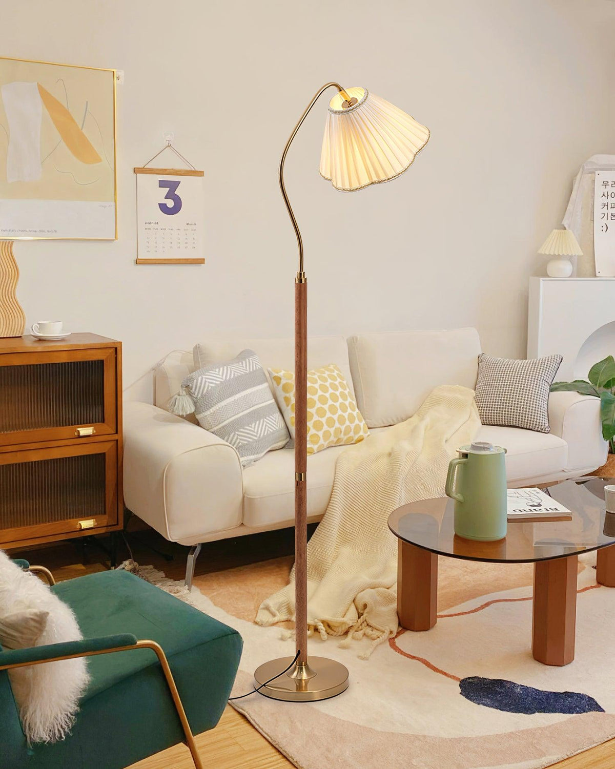 Lámpara de pie con pantalla plisada Virada en un salón luminoso – imagen 8