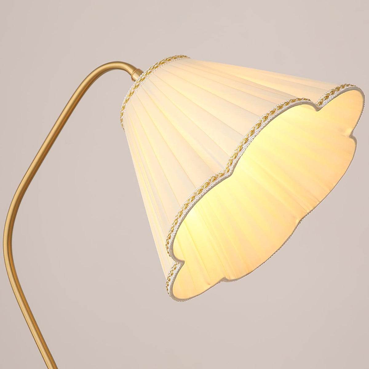 Lámpara de pie con pantalla plisada Virada en un salón luminoso – imagen 11
