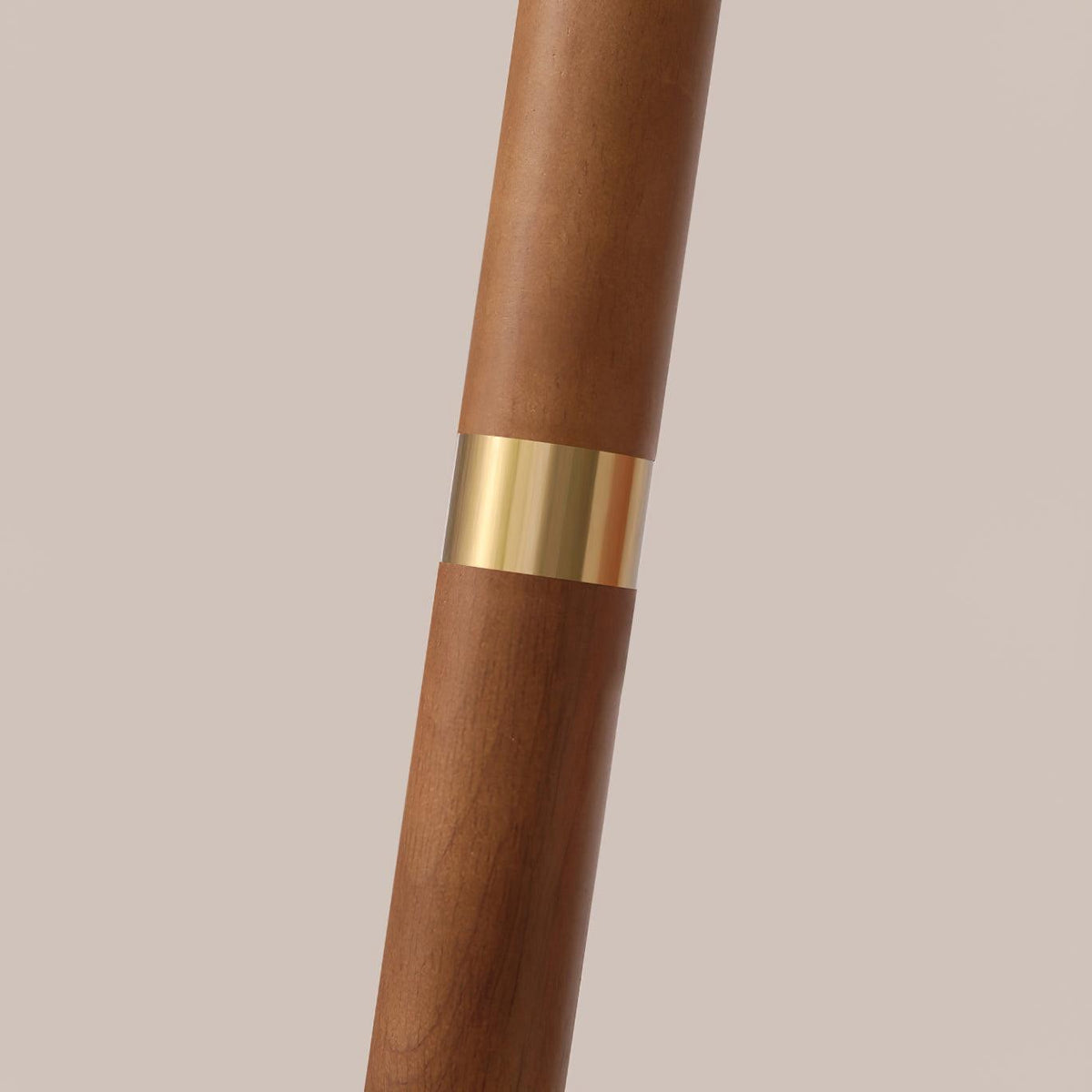 Lámpara de pie con pantalla plisada Virada – detalle del fuste de madera