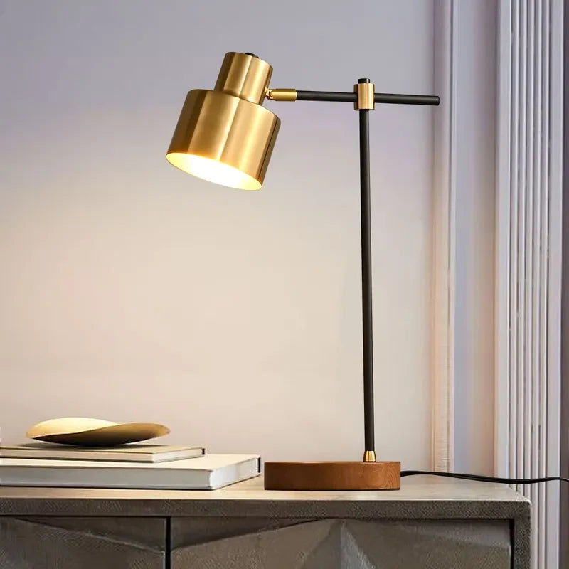 Lámpara de mesa dorada con pantalla orientable Viraldo en un dormitorio moderno – imagen 2