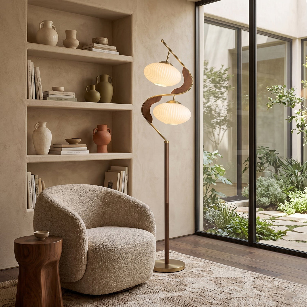 Lámpara de pie de madera Vireya – junto a un sillón