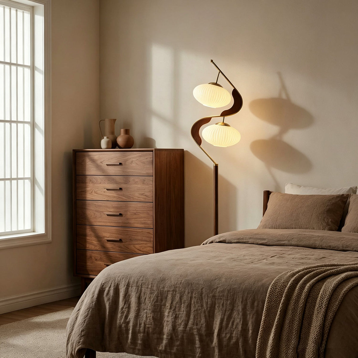 Lámpara de pie de madera Vireya – en un dormitorio
