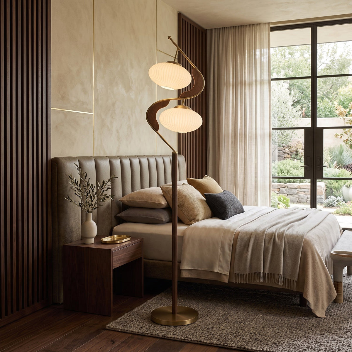 Lámpara de pie de madera Vireya – en un dormitorio luminoso