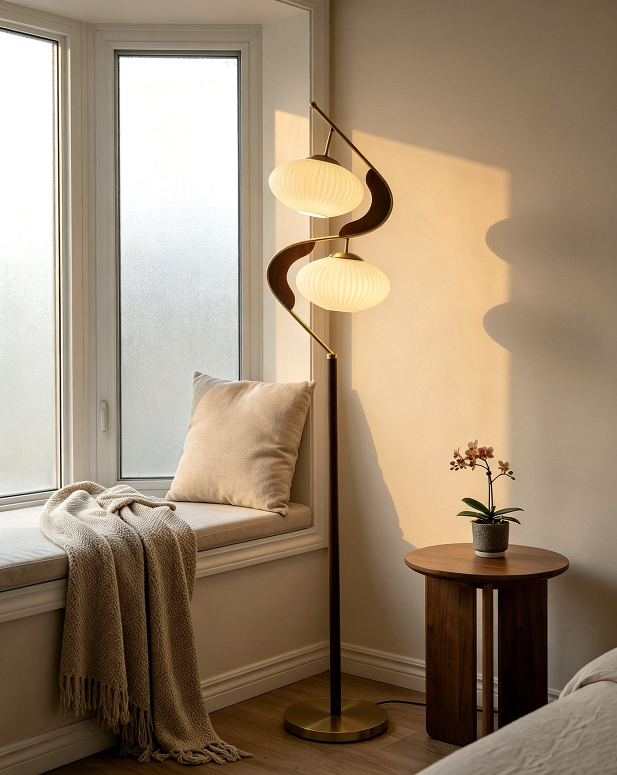Lámpara de pie de madera Vireya – junto a una ventana