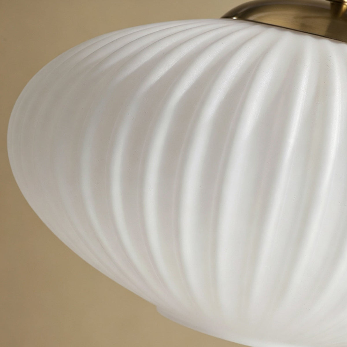 Lámpara de pie de madera Vireya – detalle de la pantalla de cristal opal acanalado
