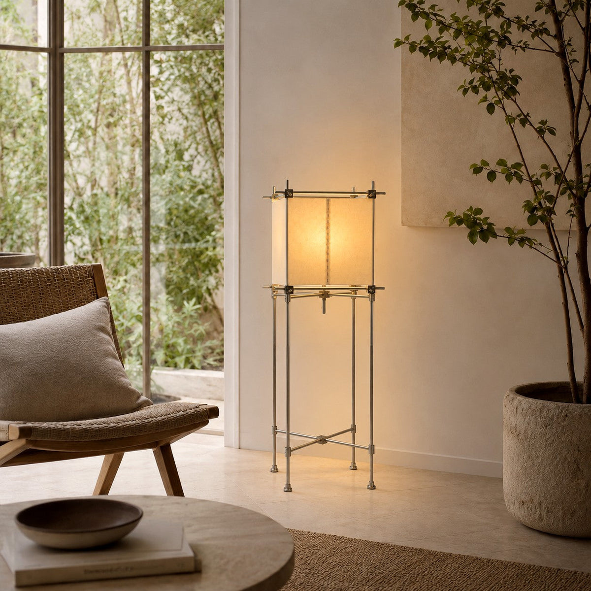 Lámpara de pie farol cúbico de papel Vitela en un salón cálido y luminoso – imagen 6