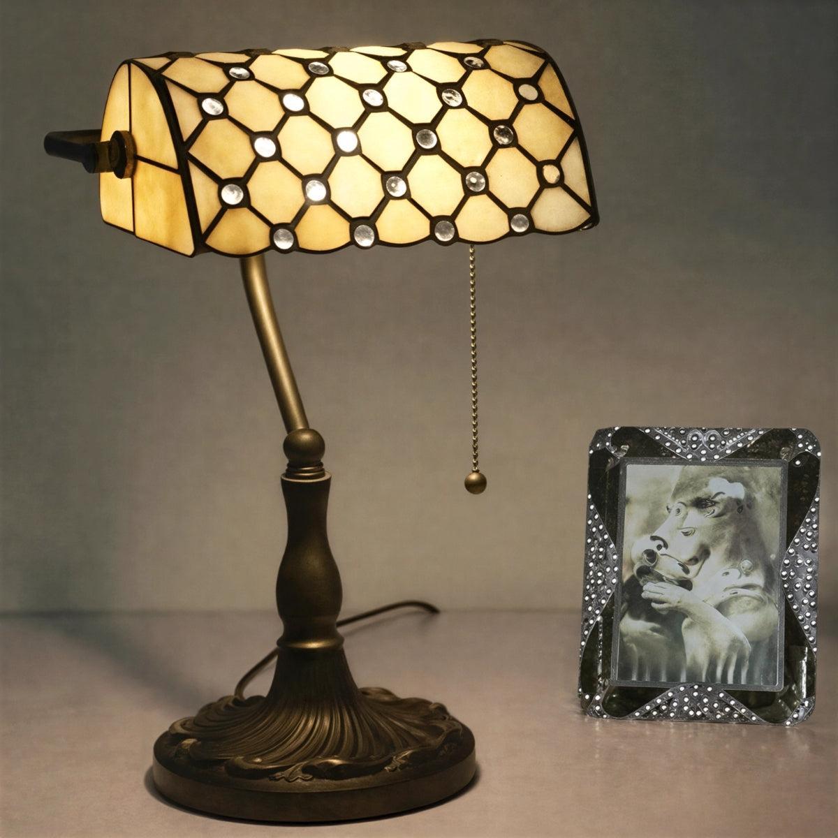 Lámpara de banquero Tiffany Vitrela – con pantalla beige con cabujones