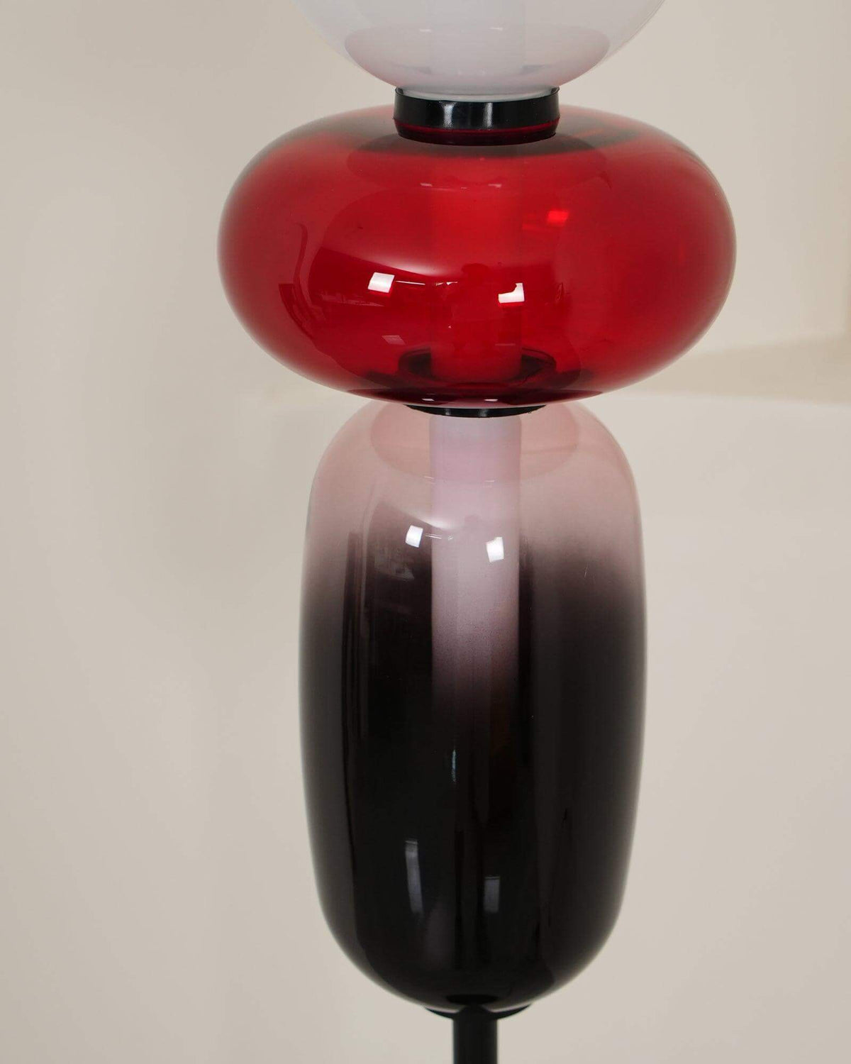 Lámpara de pie de cristal soplado Vitrola – detalle del cristal rojo y ahumado apagado