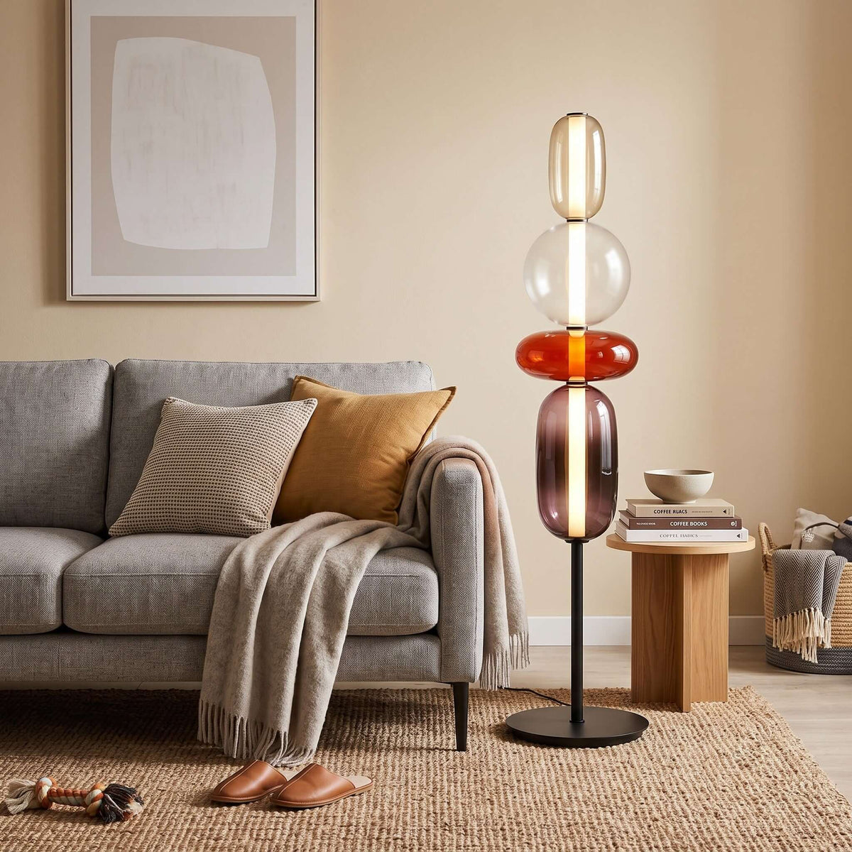 Lámpara de pie de cristal soplado Vitrola en un salón contemporáneo – imagen 17
