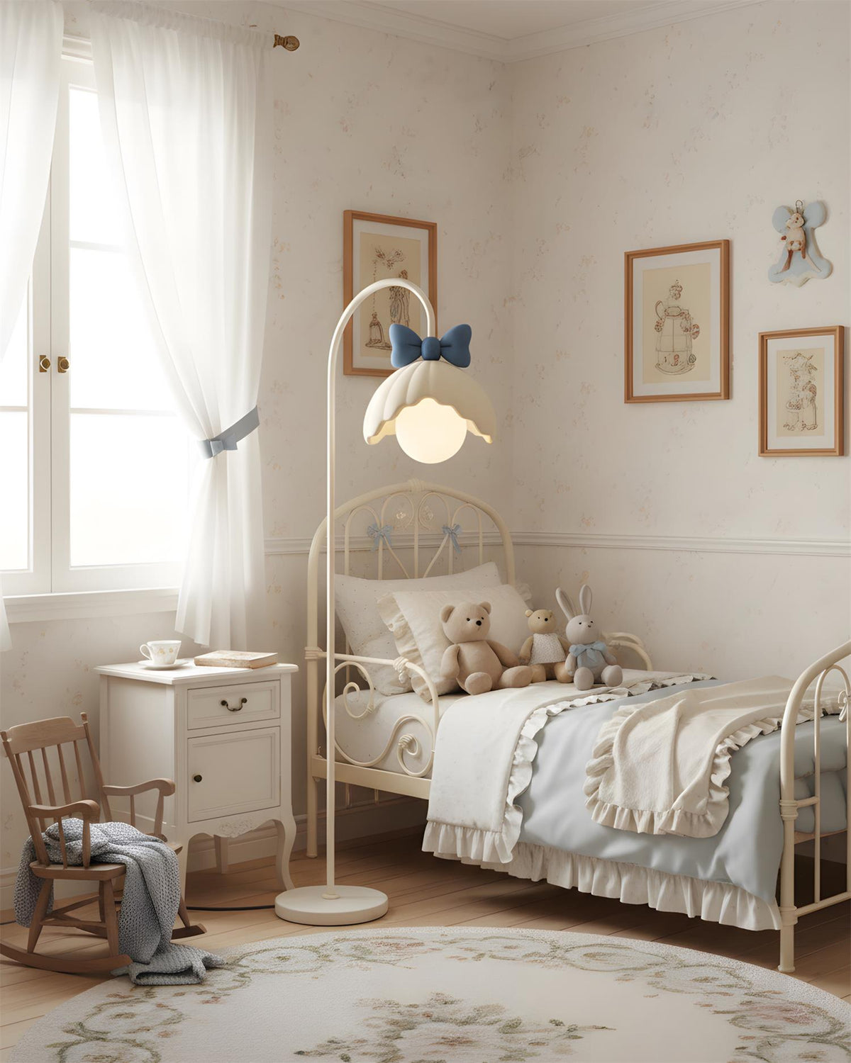 Lámpara de pie en arco con lazo Volena en un dormitorio de estilo romántico – imagen 10