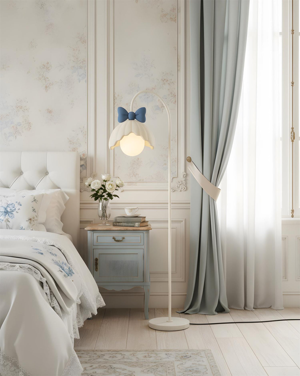 Lámpara de pie en arco con lazo Volena en un dormitorio de estilo romántico – imagen 15