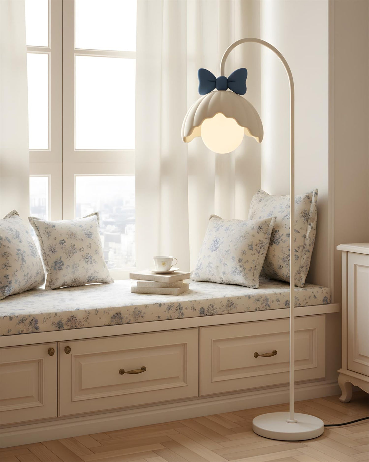 Lámpara de pie en arco con lazo Volena en un dormitorio de estilo romántico – imagen 16