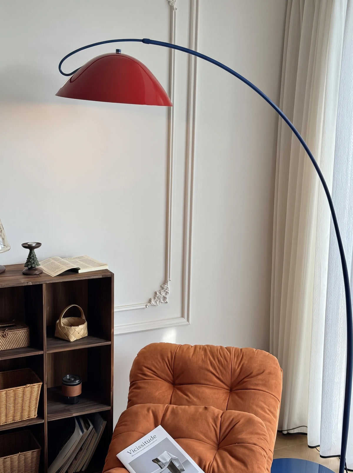 Lámpara de pie arco Vorcela de metal en un salón colorido – imagen 6