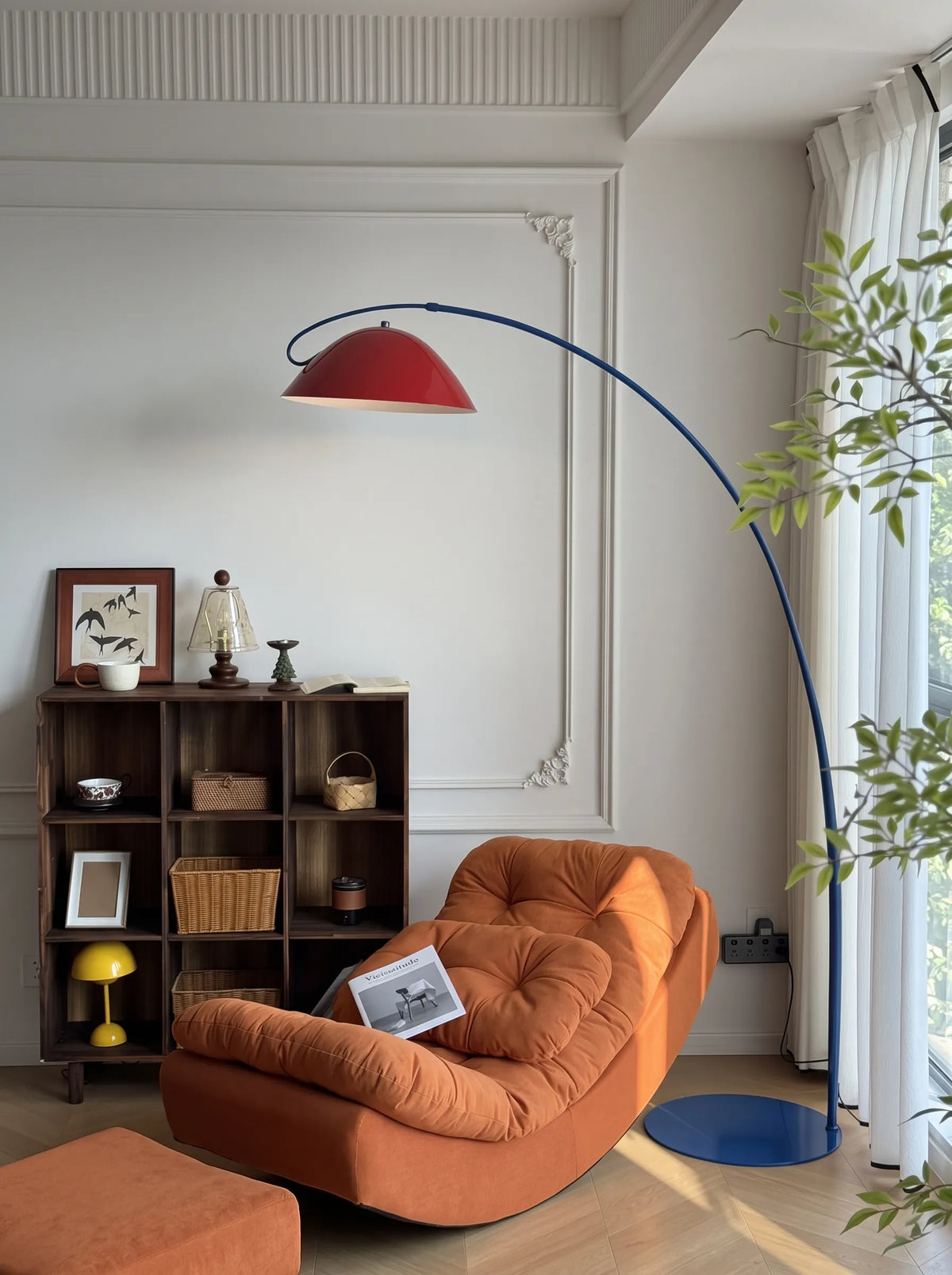 Lámpara de pie arco Vorcela de metal en un salón colorido – imagen 8