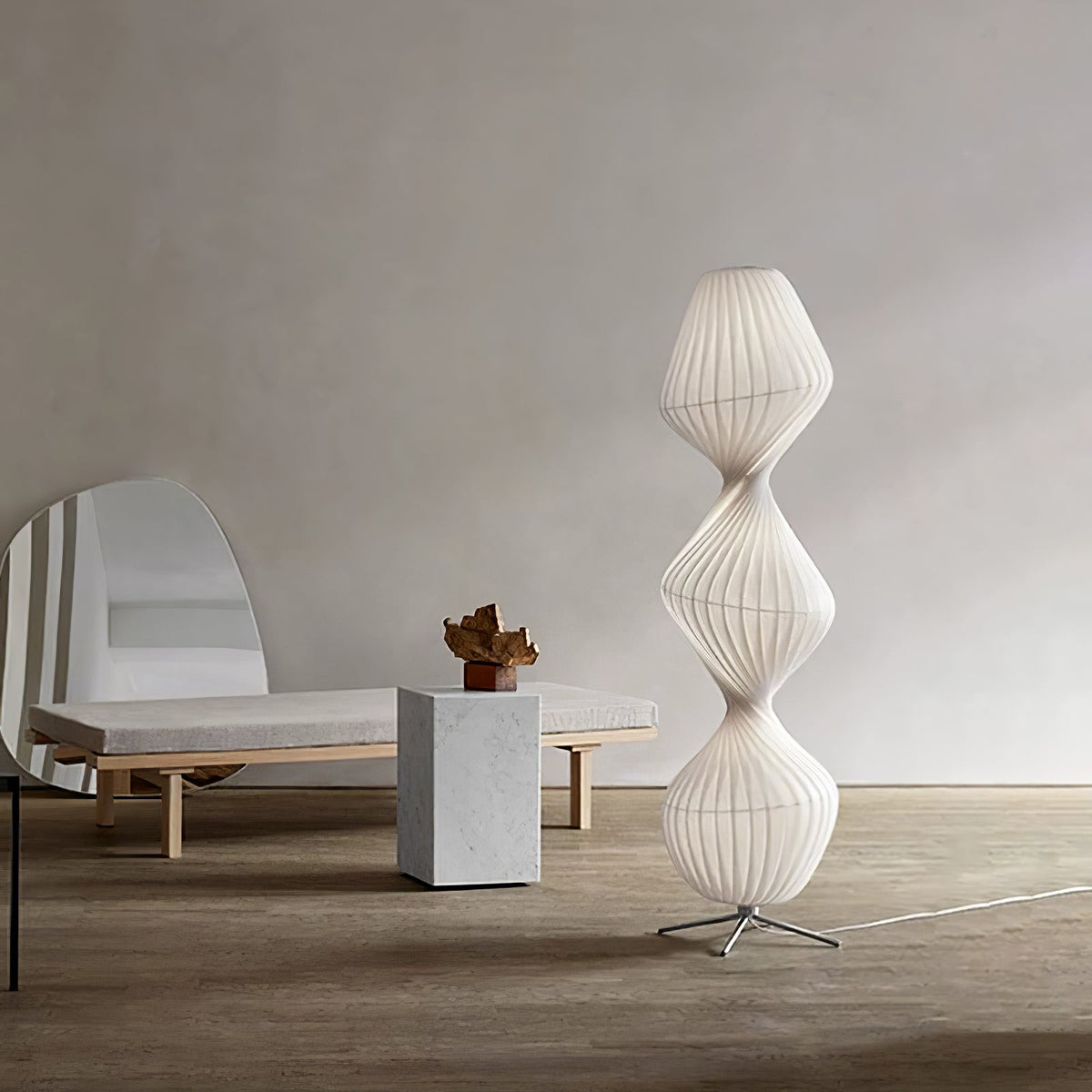 Lámpara de pie LED torsionada Vrilla en un salón luminoso – imagen 4