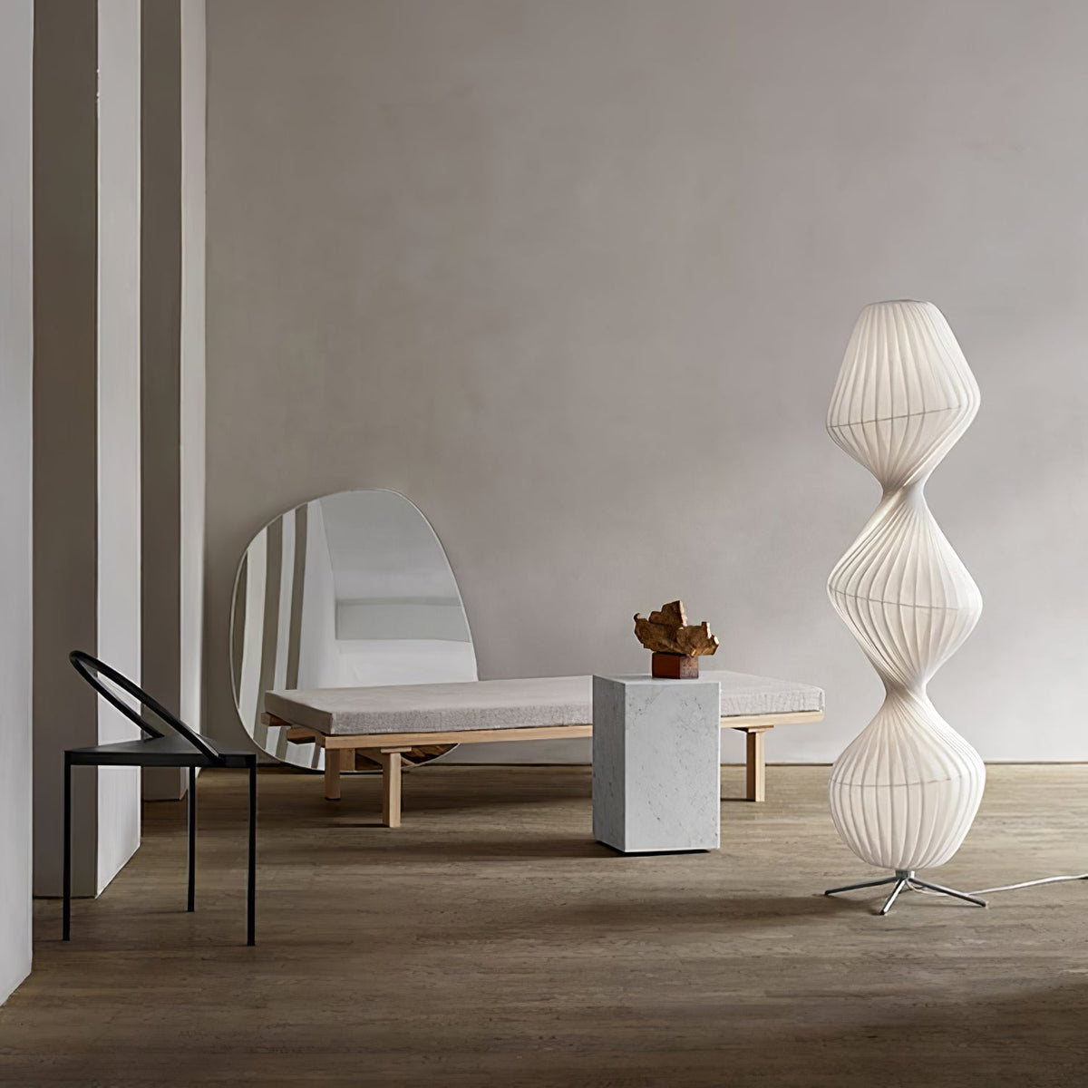 Lámpara de pie LED torsionada Vrilla en un salón luminoso – imagen 6