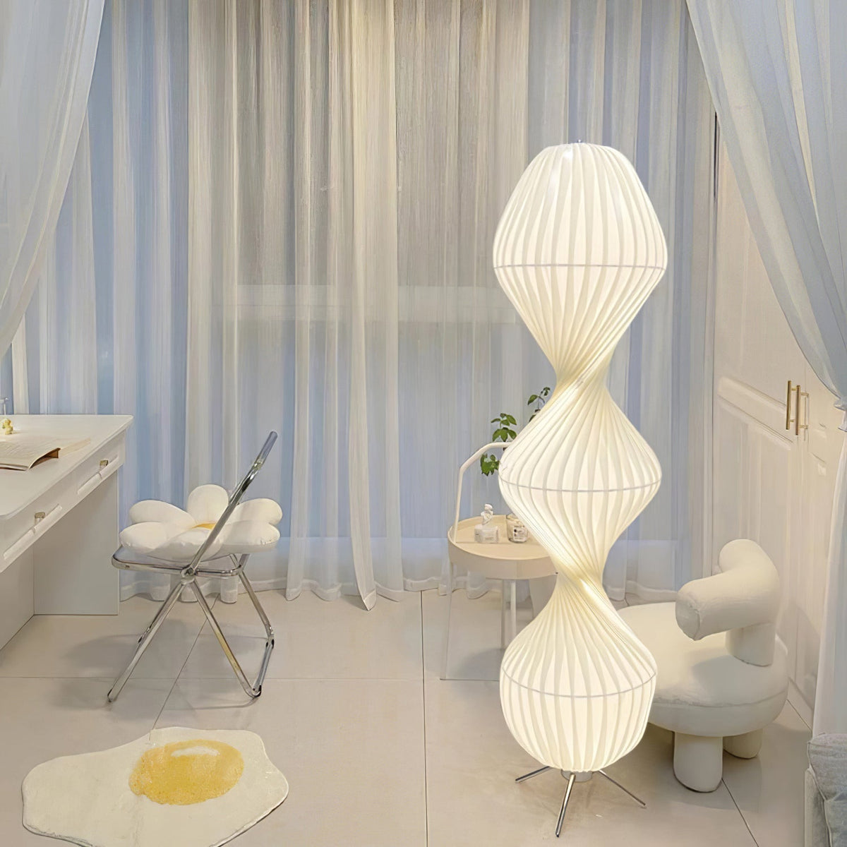 Lámpara de pie LED torsionada Vrilla en un salón luminoso – imagen 7