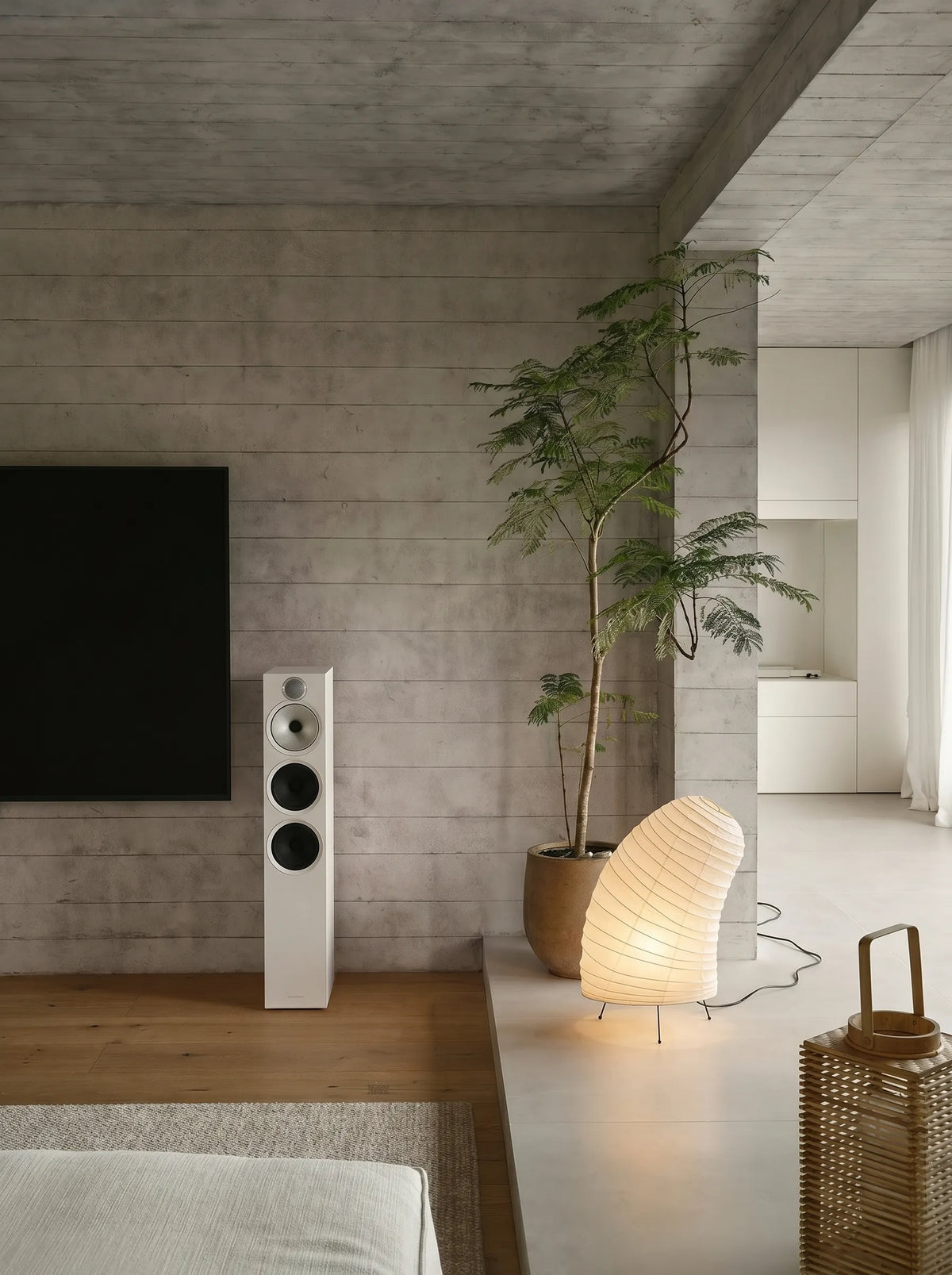 Lámpara de mesa de papel de arroz Washira – junto a un altavoz en el salón