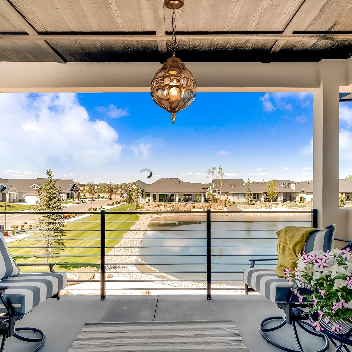 Lámpara colgante de exterior Jumela – en una terraza con vistas al lago