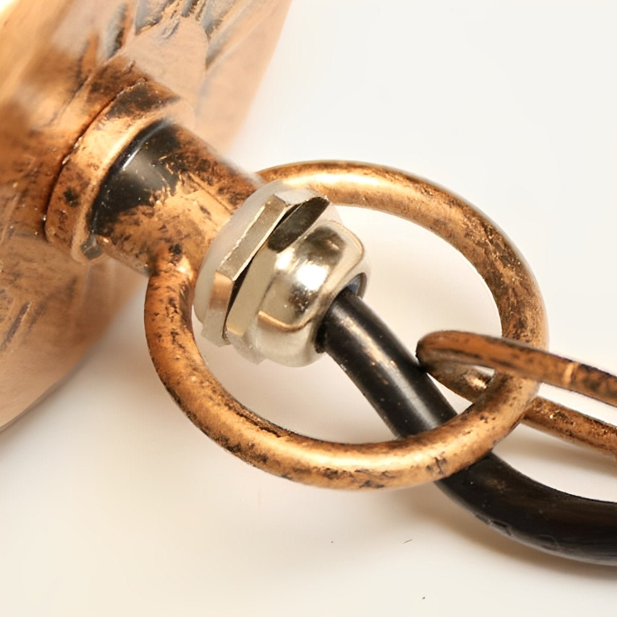 Lámpara colgante de exterior Jumela – detalle de la argolla y la cadena