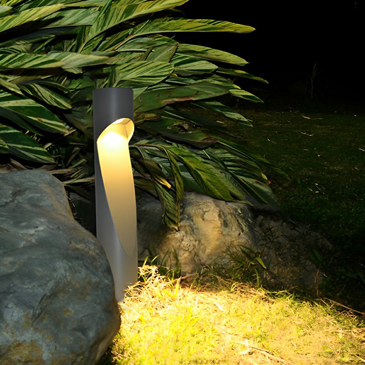 Baliza LED de jardín Osmira – entre plantas tropicales de noche