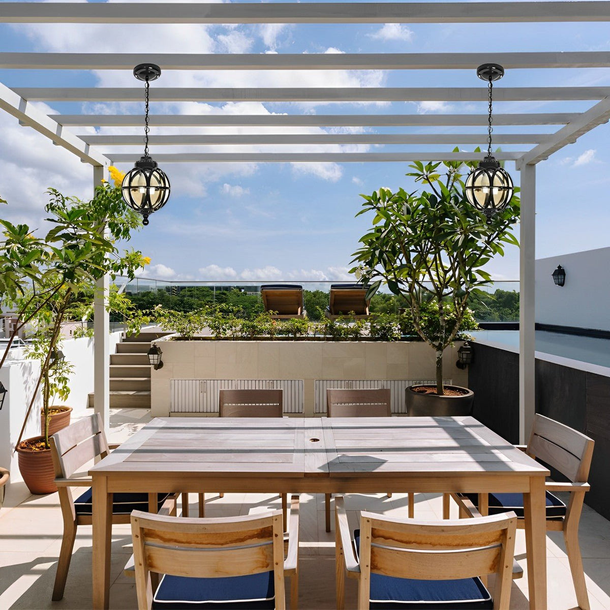 Lámpara colgante de exterior Ibola – dos lámparas sobre una mesa de comedor exterior
