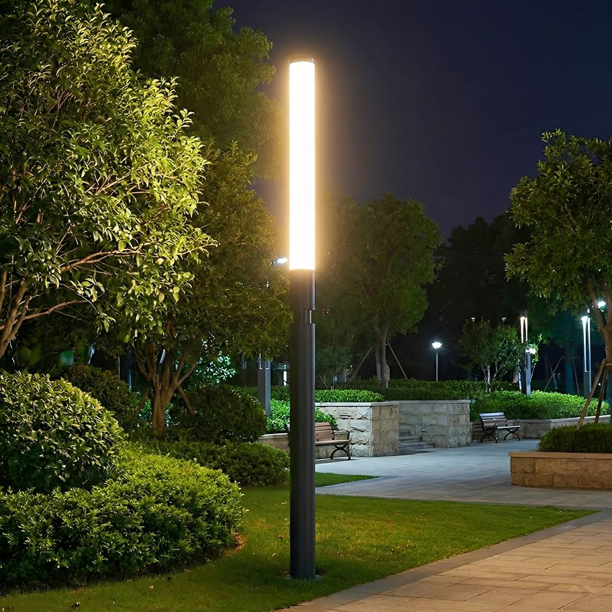 Baliza de jardín LED Nafira en un camino de jardín – imagen 6