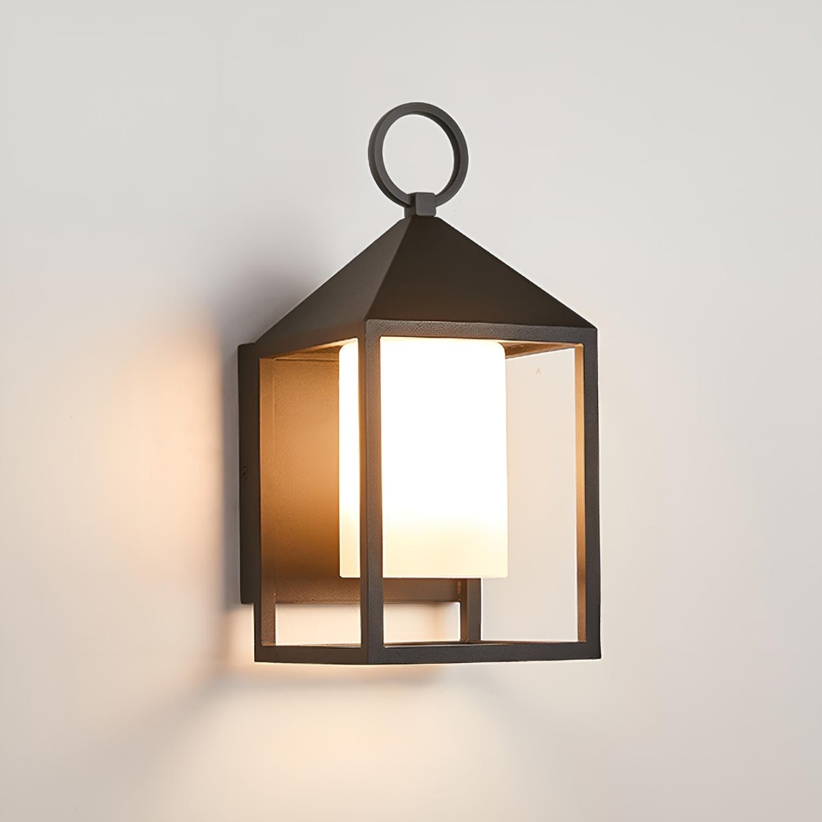 Farol de pared exterior Osmera – encendido sobre pared clara