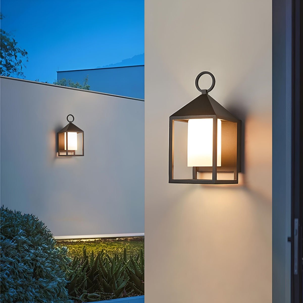 Farol de pared exterior Osmera – en un muro de jardín