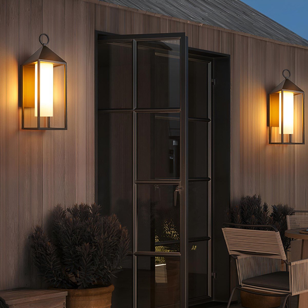 Farol de pared exterior Osmera – pareja de faroles en una fachada de madera