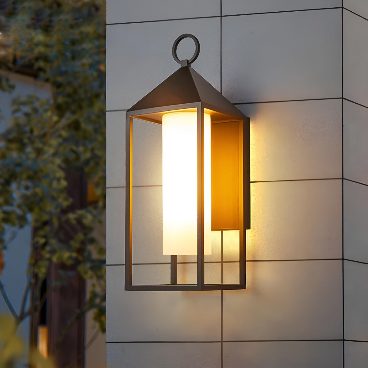 Farol de pared exterior Osmera – sobre una fachada de paneles